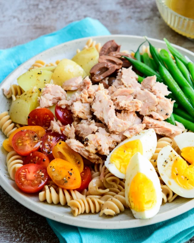 We're celebrating pasta salad season with our Tuna Niçoise Pasta Salad. Inspired by the classic French salad, this recipe is the perfect combo of hearty ingredients and bright, luscious flavor.

Link in bio for the recipe!

#genovapremiumtuna #yellowfintuna #cannedtuna #tinnedfish #mediterraneandiet #pastasalad #tunarecipe